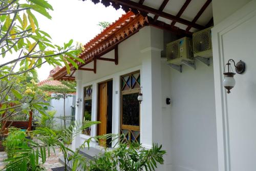 Bangunan di mana terletaknya rumah tamu ini