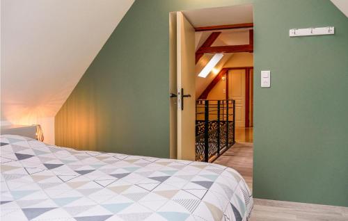 Ένα ή περισσότερα κρεβάτια σε δωμάτιο στο 3 Bedroom Amazing Home In La Hague