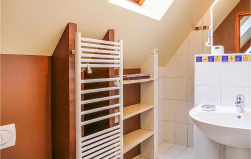 Ένα μπάνιο στο 3 Bedroom Amazing Home In La Hague
