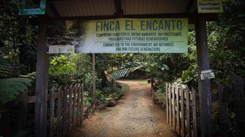 Finca Encanto Eco Lodgeに飾ってある許可証、賞状、看板またはその他の書類