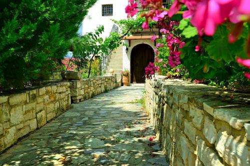 Jardín al aire libre en Anemole Traditional Cretan Villa