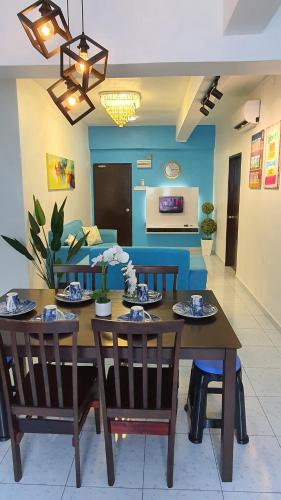uma sala de jantar com mesa e cadeiras em D'MANGO COTTAGE MELAKA HOMESTAY BANDAR HILIR DAN KLEBANG em Malaca