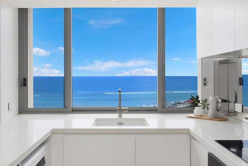eine Küche mit einem Fenster mit Meerblick in der Unterkunft Kirra Gardens Unit 27 in Gold Coast
