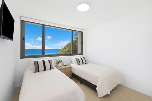 A bed or beds in a room at Kirra Gardens Unit 27