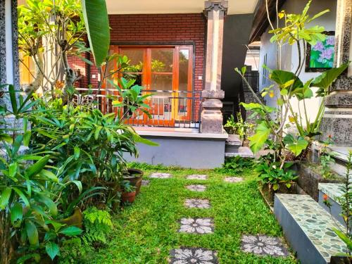 Jardín al aire libre en Ojek's Homestay