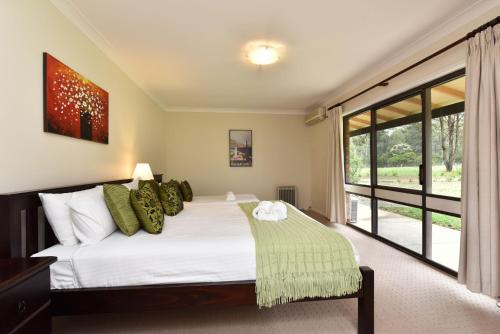 A bed or beds in a room at Nulkaba Escape, super central, walk to Zoo, short drive to Potters + Wineries