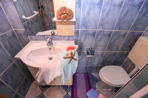 A bathroom at Apartments Drago - with sea view