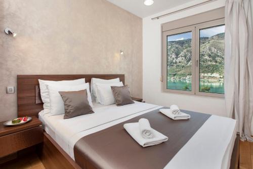 De Lux Apartments Sirena tesisinde bir odada yatak veya yataklar