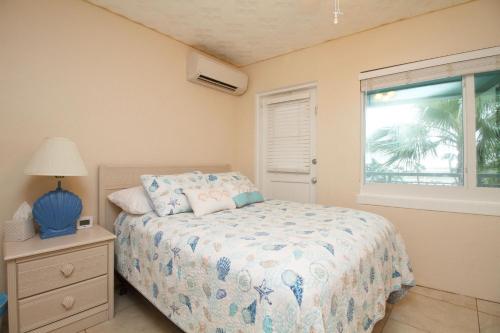 Postel nebo postele na pokoji v ubytování Tropic Terrace #41 - Beachfront Rental apts