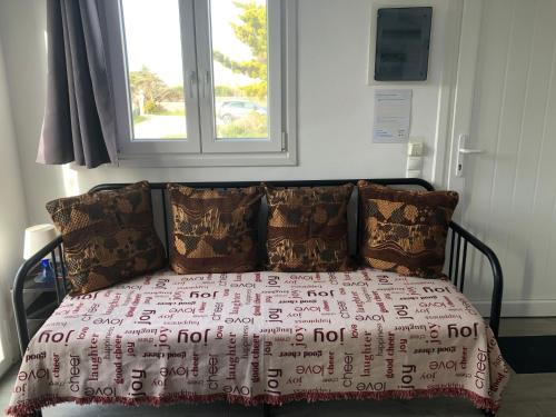 ミコノス・シティにあるGiannisasi Mykonos Apartmentのベッド1台(赤と白の毛布、枕付)