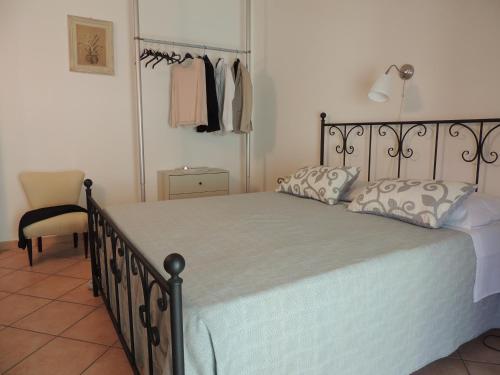 1 dormitorio con 1 cama grande y 1 silla en The Attic Home Vallo della Lucania, en Vallo della Lucania