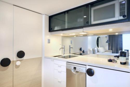 A cozinha ou cozinha compacta de Miss Baker's Boutique Accommodation Bondi