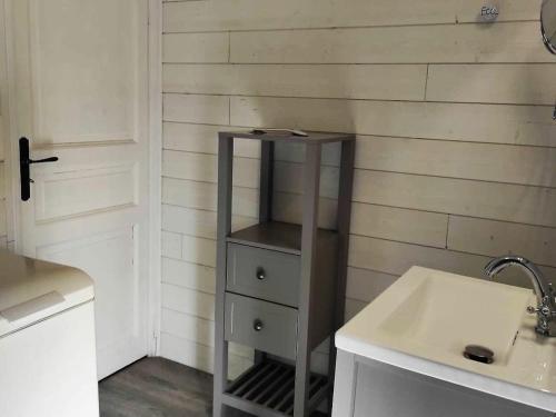 a bathroom with a shelf next to a sink at Gîte indépendant au bord de la rivière, cadre historique, pêche, animaux bienvenus, parking privé - FR-1-586-22 in Mareuil-sur-Arnon