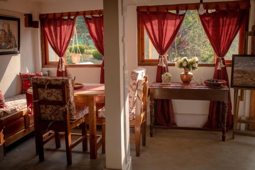 comedor con mesa y ventana en Quo Vadis Farm, en Māngwa