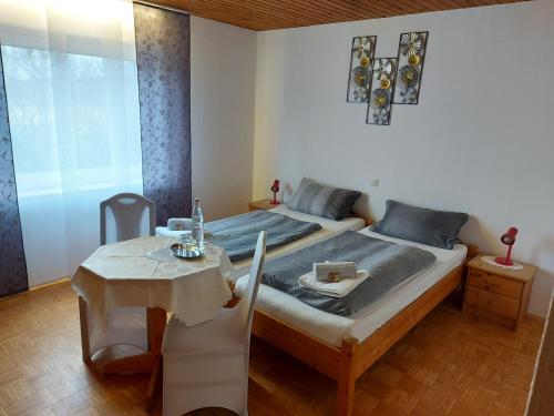 Postel nebo postele na pokoji v ubytování Hotel & Pension Haus Dewenter