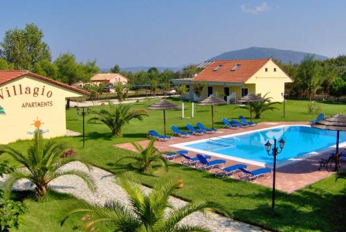 The swimming pool at or close to Villagio