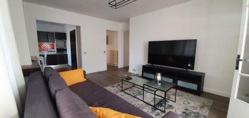 Appartement entier au dessus de villa, climatisation réversible poêle à bois tres chaleureux , wi fi parking privée gratuit situation 500 m, plage et centre ville