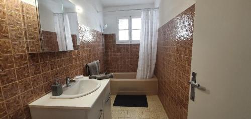 une salle de bain avec un lavabo, des toilettes et une baignoire dans l'établissement Appartement entier au dessus de villa, climatisation réversible poêle à bois tres chaleureux , wi fi parking privée gratuit situation 500 m, plage et centre ville, à Sanary-sur-Mer