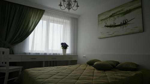 1 dormitorio con 1 cama grande y ventana en Central Apartament, en Klaipėda