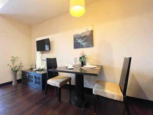 a dining room with a table and chairs in a room at Sunway Resort Suites max 4 pax studio 1 mins walk to Sunway Pyramid in Petaling Jaya