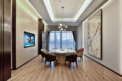 a dining room with a table and chairs at Wyndham Garden Hangzhou Yuhang in Hangzhou