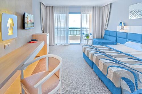 ein Kinderzimmer mit einem Bett und einem Sofa in der Unterkunft GRIFID Arabella Hotel - Ultra All inclusive & Aquapark in Goldstrand