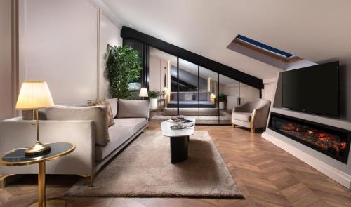 uma sala de estar com um sofá e uma televisão em Walton Gardens Pera em Istambul