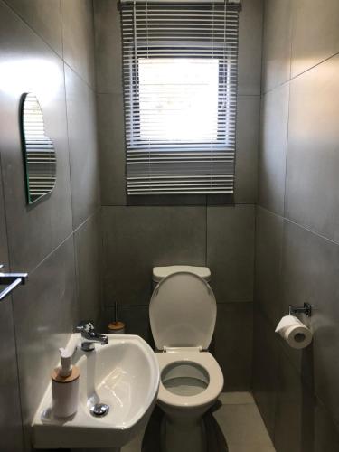 Een badkamer bij Pozi Guest House