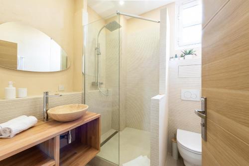 uma casa de banho com um lavatório e uma cabina de duche em vidro. em Cozy appartement Juan-Les-Pins - 300m Plage em Juan-les-Pins