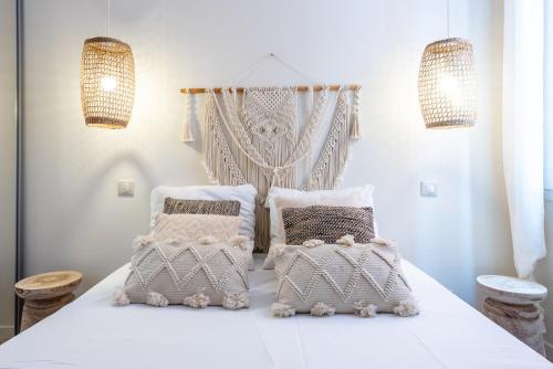 um quarto com uma cama branca e 2 almofadas em Cozy appartement Juan-Les-Pins - 300m Plage em Juan-les-Pins