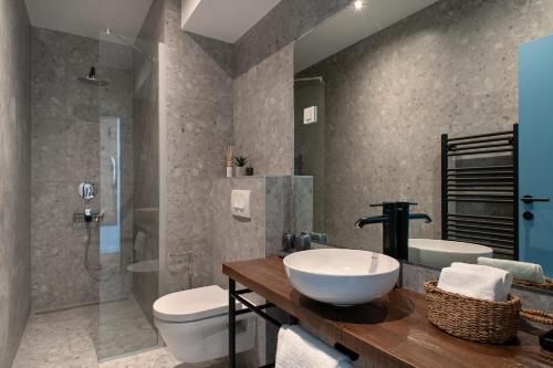 uma casa de banho com um lavatório, um WC e um chuveiro em Guesthouse Frlan em Ozalj