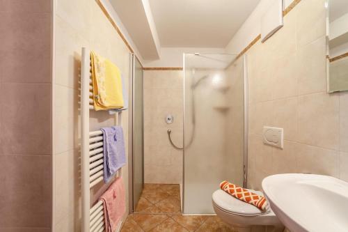 ein Bad mit einer Dusche, einem WC und einem Waschbecken in der Unterkunft Ferienwohnung Laugen in Saltaus