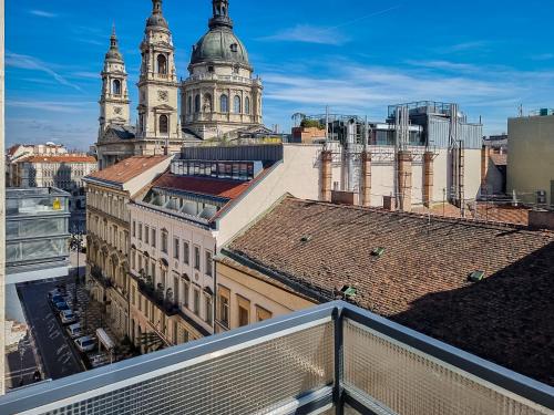una vista desde el techo de un edificio con dos torres en Breathless Basilika view elegant flat with balcony NEED RESERVATION X FREE PARKING en Budapest