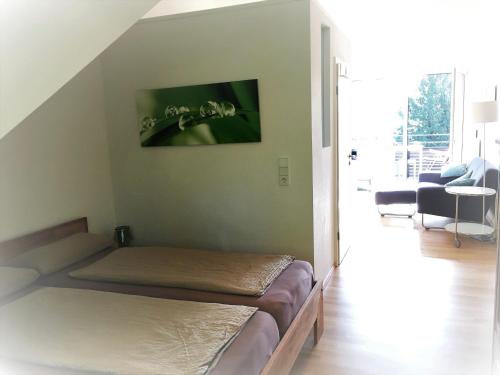 um quarto com uma cama e uma televisão na parede em Apartments am Rehgehege Apartment 4 3 OG em Überlingen