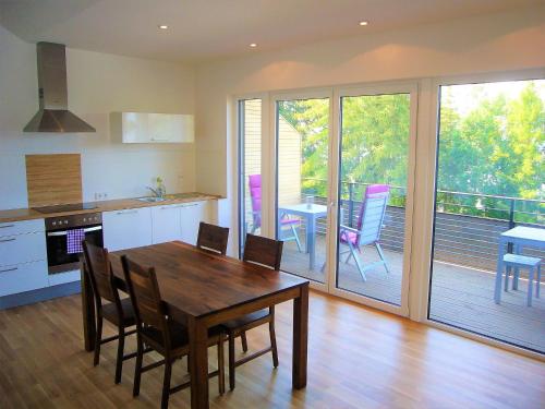 uma cozinha e sala de jantar com mesa e cadeiras em Apartments am Rehgehege Apartment 5 3 OG em Überlingen