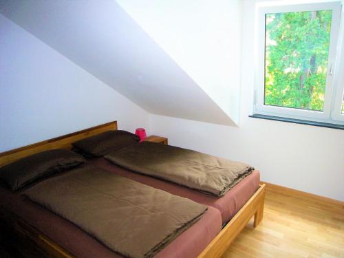 uma cama num quarto com uma janela em Apartments am Rehgehege Apartment 5 3 OG em Überlingen