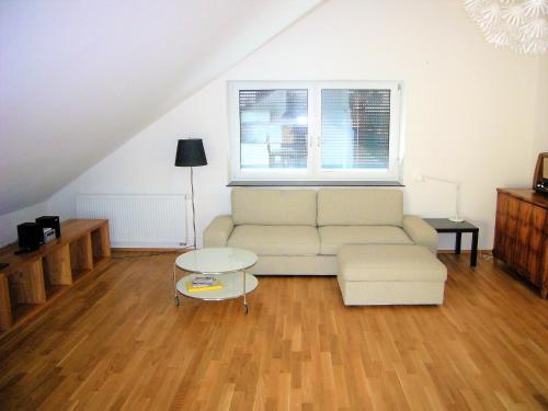 uma sala de estar com um sofá e uma mesa em Apartments am Rehgehege Apartment 5 3 OG em Überlingen