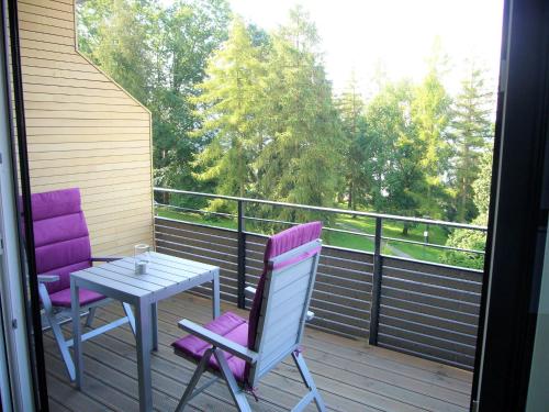uma varanda com uma mesa e 2 cadeiras num deque em Apartments am Rehgehege Apartment 5 3 OG em Überlingen