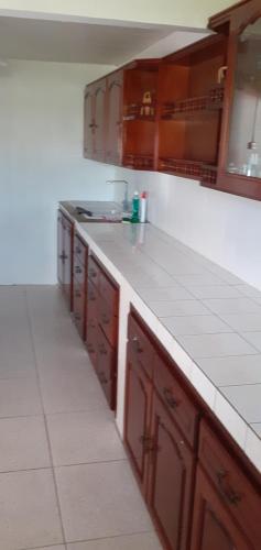 Η κουζίνα ή μικρή κουζίνα στο Grande maison déco vintage près de belles plages