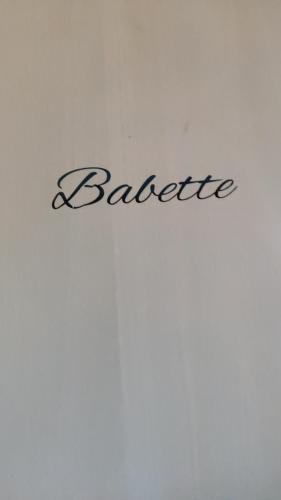 un panneau pour une salle de bains avec le mot excellence dans l'établissement Les coquelicots - Chambre Babette, à Houdan