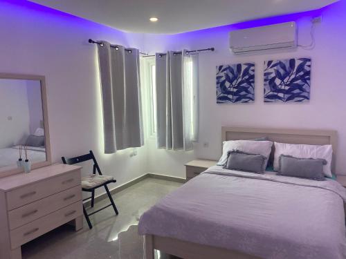 um quarto com uma cama, uma cómoda e um espelho em Eilat-Inn Suites em Eilat