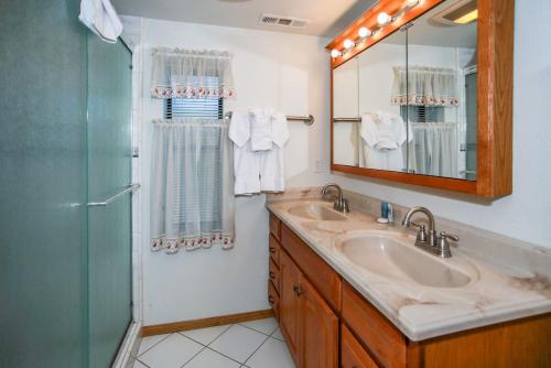 Phòng tắm tại Breezy One-112 by Big Bear Vacations