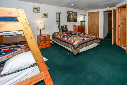 Giường trong phòng chung tại Breezy One-112 by Big Bear Vacations