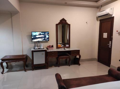 Una televisión o centro de entretenimiento en Hotel Indah Palace Yogyakarta