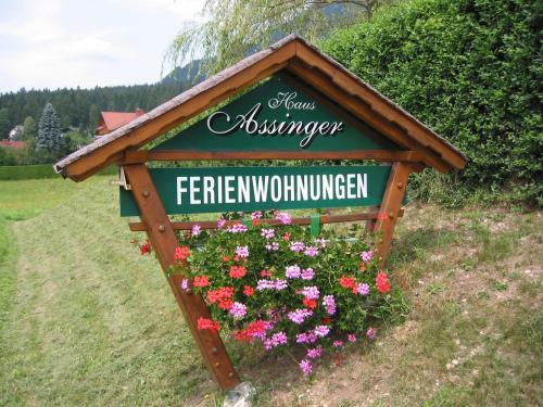 a sign for the entrance to a flower garden at Haus Assinger in Hermagor