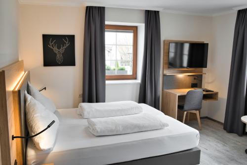 Una cama o camas en una habitación de Landgasthof Hirschen GbR