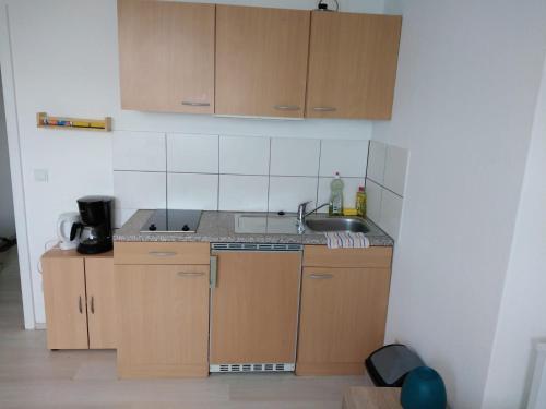 A kitchen or kitchenette at Studio-Apartment, zentral gelegen