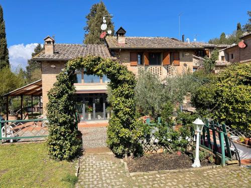 A garden outside Appartamento con Piscina e Giardino a Siena