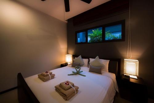Kama o mga kama sa kuwarto sa Villa Hahana | 3 Bedroom Private Pool Villa in Popular Kokyang Estate | 3 min to Naiharn Beach