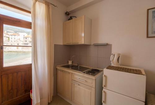 Kuchyňa alebo kuchynka v ubytovaní Beachfront Love Nest
